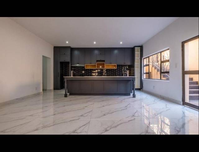 6 BEDROOM HOUSE FOR SALE IN BASSONIA